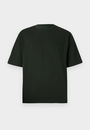 Tume roheline lühikeste varrukatega T-särk ümmarguse kaelusega. Valmistatud pehmest kangast, omab vabalt langevat lõiget ja ei sisalda nähtavaid mustreid ega aktsente.