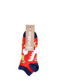 Rote Sneaker-Socken mit einem bunten Muster von verspielten Figuren, marineblauen Akzenten und einem braunen Kartonanhänger mit Produktdetails.