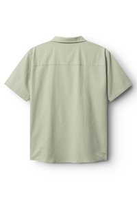 Srajca s kratkimi rokavi v svetlo zeleni barvi s teksturirano površino, z običajnim ovratnikom in preprostim dizajnom, primerna za priložnostno nošenje.