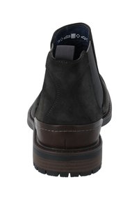 Bottines noires en daim avec des panneaux élastiques sur les côtés, des accents en cuir marron et une semelle en caoutchouc texturée. Comprend une languette pour un enfilage facile.