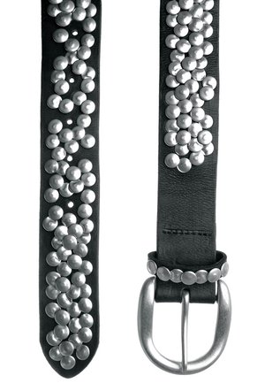 Czarny skórzany pasek ze srebrnymi okrągłymi ćwiekami pokrywającymi jego długość oraz srebrną metalową klamrą na jednym końcu.