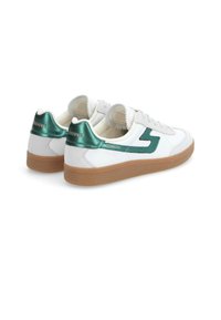 Baskets blanches avec des accents teal et une semelle en caoutchouc gomme. Matériaux en cuir lisse et textile ; logo de la marque sur le talon et sur le côté.