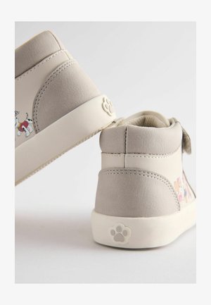 Lichtgrijze high-top schoenen met een gladde textuur, geïllustreerd met cartoondieren, voorzien van een witte zool en een pootafdruklogo op de hak.