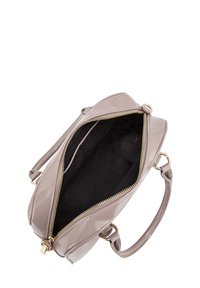 Borsa a mano in pelle verniciata grigia con chiusura a zip; l'interno presenta una fodera nera. Manico corto e dettagli in oro.