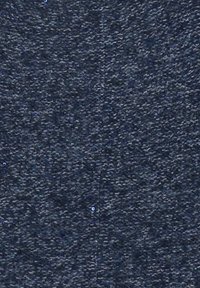 Tessuto blu scuro caratterizzato da una trama testurizzata con sottili macchie più chiare, che creano un motivo di diverse sfumature di blu.