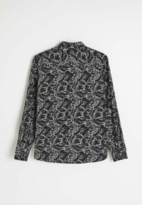Czarna koszula z długim rękawem z wirującym białym i szarym wzorem abstrakcyjnym. Posiada klasyczny kołnierzyk i mankiety zapinane na guziki. Miękka, teksturowana tkanina.
