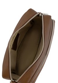 Brun lædertaske med lynlåslukning, udstyret med en tekstureret overflade og en glat, beige indre fore. Åben for at afsløre rigelig opbevaringsplads.