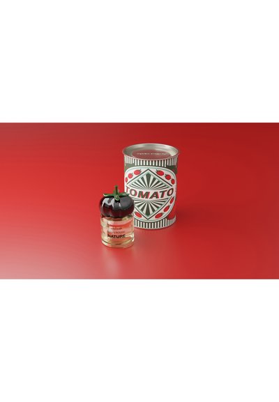 Glazen parfumfles met een zwarte tomaatvormige dop naast een vintage-stijl tomatenblik op een rode ondergrond.