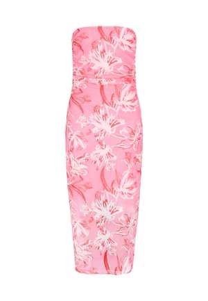 Strapless roze midi-jurk met een nauwsluitende silhouet en een wit-rood bloemenprintpatroon.