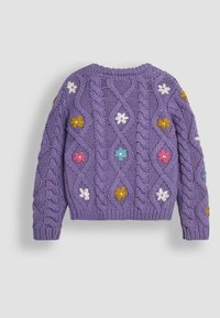 Lila gestrickter Pullover mit einem Zopfmuster und aufgestickten Blumen in Gelb, Rosa, Weiß und Türkis. Rundhalsausschnitt, lange Ärmel.