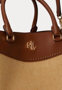 Barna bőr és szőtt szalma táska arany RL logóval és kétszeres füllel.