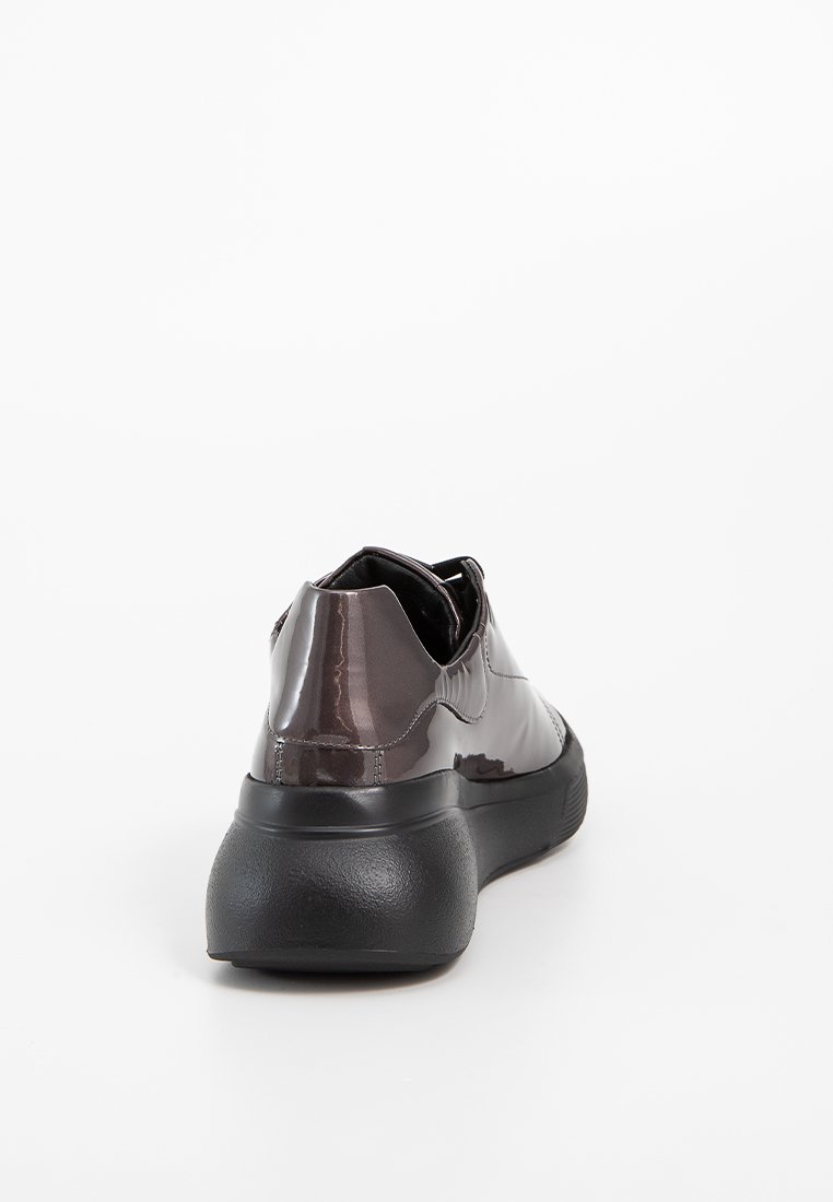 Dunkelgrauer, patentierter Leder-Sneaker mit abgerundeter Zehenpartie und dicker schwarzer Sohle, ausgestattet mit elastischen Einsätzen für ein einfaches Anziehen. Glatte Textur.
