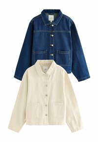 Zwei Jacken werden präsentiert: Eine dunkelblaue Jeansjacke mit Fronttaschen und Metallknöpfen; eine cremefarbene Jacke mit ähnlichen Knöpfen und Taschen.