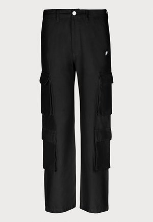 Čierne cargo nohavice s voľným strihom, viacerými bočnými vreckami, zapínaním na gombík a hladkou textúrou látky.