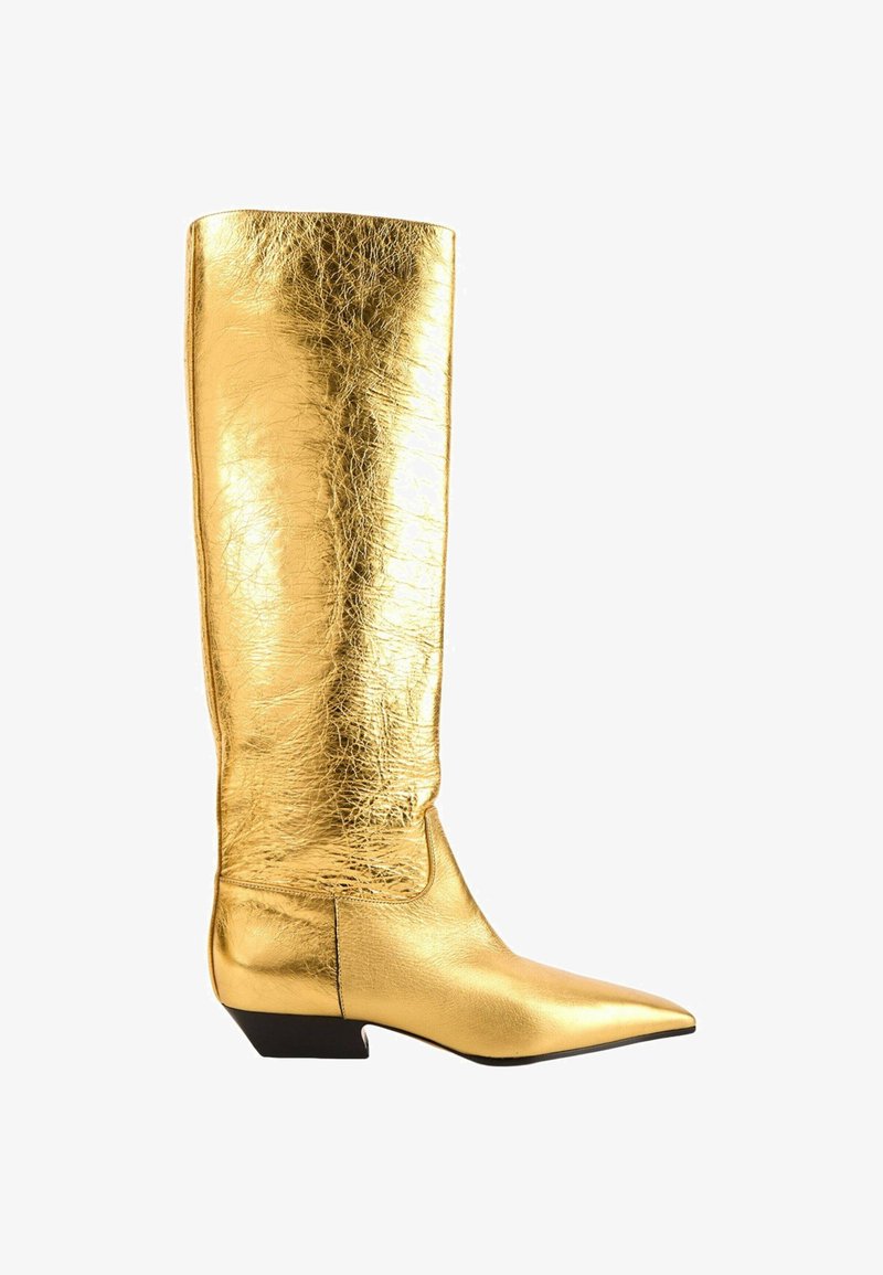 Botte en cuir doré brillante montant jusqu'au genou avec un bout pointu et un petit talon noir, vue de côté sur fond blanc.