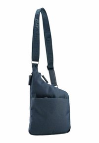 Borsa a tracolla in tessuto blu navy con taglio diagonale, tasca frontale con zip e tracolla testurizzata con logo in rilievo. Materiale liscio e resistente.