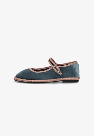 Bailarina de ante azul con una correa de acento rosa y anillo circular, con punta redondeada y borde trenzado. Diseño de suela plana.