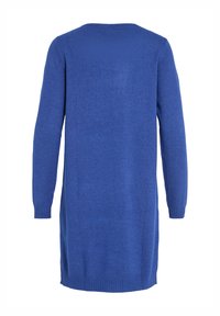 Robe-pull bleu tricotée à manches longues, longueur genoux, avec poignets et ourlet côtelés, vue de dos sur fond blanc.