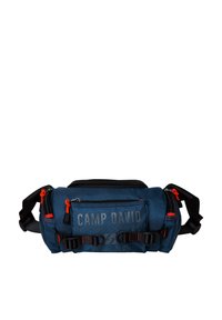 Blauer Stoffbeutel mit schwarzen Reißverschlüssen, orangefarbenen Akzenten und verstellbaren Trägern. Verfügt über das Vorderlogo "CAMP DAVID" und mehrere mit Reißverschluss verschlossene Taschen.