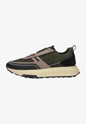 Sneaker basse avec mesh vert, surpiqûres en daim beige, accents noirs, semelle épaisse crème et languette latérale, vue de l’extérieur.