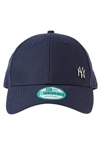 Marineblaue verstellbare Cap mit gebogenem Schirm, die mit einem metallischen NY-Logo und einem Aufkleber mit der Bezeichnung "9FORTY" auf dem Visier ausgestattet ist.