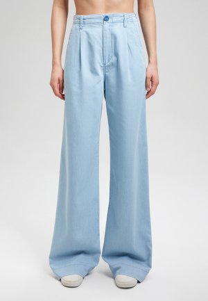 Light blue wide-leg trousers made of denim, featuring a high waist, front pleats, and a blue button closure. Smooth texture, relaxed fit.