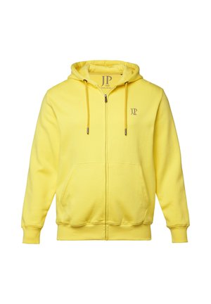 Geel ritsvest gemaakt van zachte stof, met een buidelzak, een capuchon met trekkoord en een klein logo op de borst.