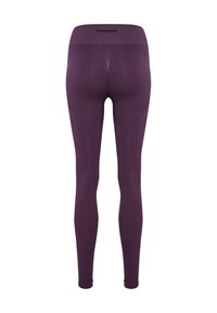 Lila leggings med hög midja, slät textur och en logotyp på toppen. Designen har en figurnära, hel längd.