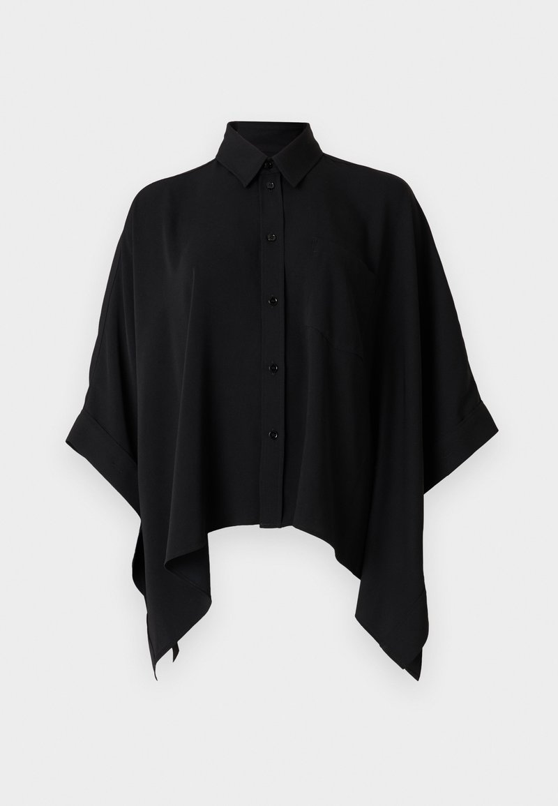 Chemise noire à boutons avec col châle, manches courtes et silhouette carrée. Confectionnée dans un tissu lisse, avec une poche poitrine.