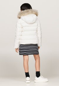 Tommy Hilfiger ESSENTIAL HOOD  - Bunda z prachového peří - ancient white