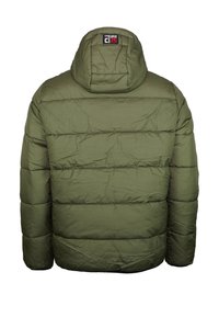 Piumino trapuntato verde oliva con cappuccio, cuciture orizzontali e etichetta "Camp David C125" sul retro del cappuccio.