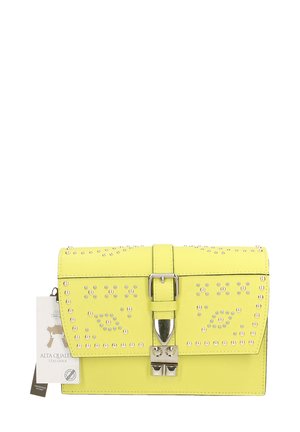 Gelbe synthetische Leder-Clutch mit silbernen Nieten, rechteckiger Form, Klappenverschluss und dekorativem Schnallenverschluss. Angehängtes Etikett zur Authentifizierung.