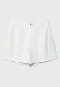 Shorts bianchi in lino con chiusura a bottone, dotati di due tasche anteriori e design plissettato. Tessuto liscio e vestibilità rilassata.