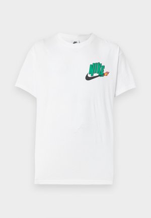 Balti trumpomis rankovėmis marškinėliai su žaliu „NIKE“ užrašu ir juodu „swoosh“ logotipu su maža raudona ir geltona liepsna ant krūtinės.