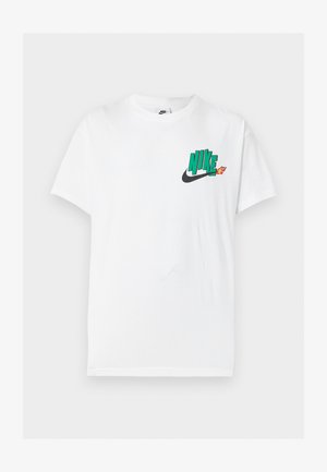 T-shirt blanc à manches courtes avec texte vert "NIKE" et logo swoosh noir avec une petite flamme rouge et jaune sur la poitrine.