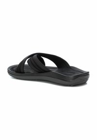 Chancla negra con diseño de doble tira. Fabricada con material flexible, cuenta con una plantilla texturizada y una suela contorneada para mayor comodidad.