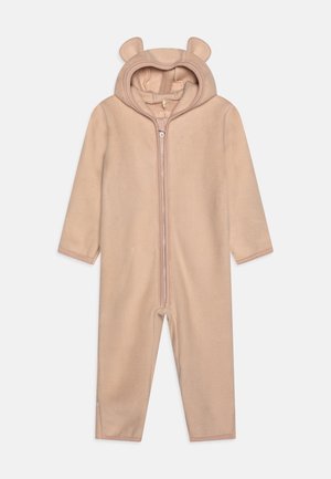 Beige fleece onesie met berensoortjes op de capuchon, ritssluiting aan de voorkant, lange mouwen en enkellang pijpen. Zachte textuur en minimalistisch ontwerp.
