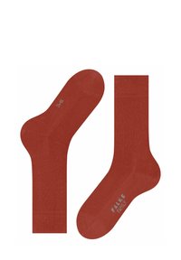 Rote Baumwollsocken mit glatter Textur und geripptem oberen Teil, mit dem grauen Logo "FALKE FAMILY" an der Seite.