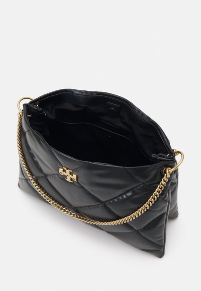 Bolsa de mão em pele acolchoada preta com uma alça de corrente e detalhes em dourado. O interior é preto e não tem compartimentos visíveis.