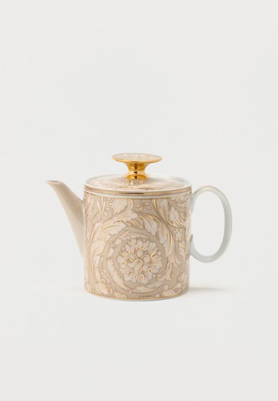 Πορσελάνινος τσαγερό με χρυσά λουλουδένια σχέδια, κυλινδρικό σώμα, καμπυλωτό ρύγχος, κυκλικό χερούλι και καπάκι με χρυσή κορυφή που ταιριάζει.