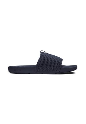 Marineblå åben-toe slide sandal med en tekstureret justerbar rem og flad sål.