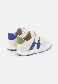Weiße Lederschuhe mit blauen und grünen Akzenten, Klettverschlüssen, runder Zehenpartie und strukturierten Oberflächen. Leichte Gummisohle mit Nähdetails.