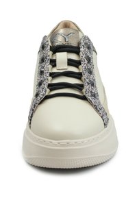 Sneaker color crema con una sezione decorativa testurizzata lungo i lacci, lacci neri e una suola in gomma liscia.
