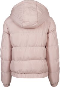 Ružová puffa bunda s kapucňou, s prešívaným dizajnom, pružným spodným lemom a manžetami, a hladkým, lesklým materiálom. Ideálna do chladného počasia.
