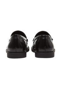 Schwarze LacklederSlipper mit abgerundetem Zeh, glatter Textur und feinen Nähten am Absatz und an den Seiten. Schwarze Gummisohle.