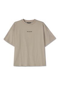 Bēša kokvilnas t-krekls ar pārlieku lielu piegriezumu, īsām piedurknēm, apaļu kakla izgriezumu un centrētiem melniem burtiem "PEGADOR". Nav rakstu vai papildu detaļu.