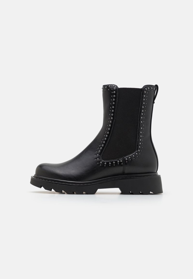 Botas negras hasta el tobillo con un acabado de cuero brillante, lados elásticos, acentos con remaches y suela de goma texturizada diseñada para tracción y estabilidad.