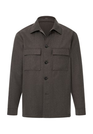 Camisa chaqueta de manga larga de botones en gris oscuro, con dos bolsillos de solapa en el pecho y cuello puntiagudo.