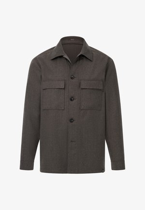 Camisa chaqueta de manga larga de botones en gris oscuro, con dos bolsillos de solapa en el pecho y cuello puntiagudo.