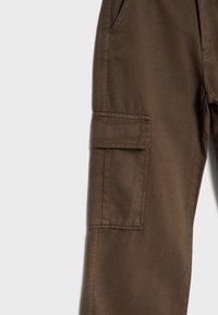 Bruine cargopants van stevig katoen, met zijzakken, gestikte details en een relaxed fit ontwerp.